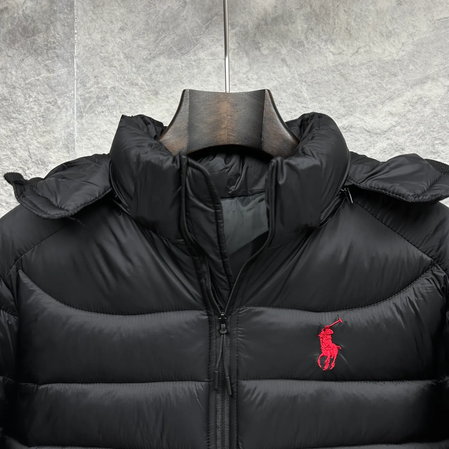 P430 Ralph Lauren 2025 new embroidered logo couple's cotton jacket (removable hood) 🍃High version top quality🍃 💯Using polyester fiber composite custom fabric, excellent breathability, original custom hardware molding, original custom lining all inside, non-pilling, wear-resistant, comfortable and soft, highly wrinkle-resistant, a couple's cotton jacket, original main wheat washed tag packaging👍 Size: M-3XL Color: black